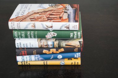 Londra, İngiltere, İngiltere - 2 Ocak 2021: Agatha Christie 'nin Çeşitli Dedektif veya Suç Romanları Yığını, Klasik Kapaklı Kurgu Kitapları.