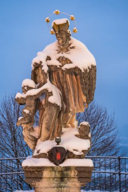 Nepomuk 'lu Aziz John ya da Sonntagberg, Mostviertel' deki John Nepomucene heykeli, Aşağı Avusturya 'da 18. yüzyılın ortalarından isimsiz bir sanatçı tarafından yapıldı..