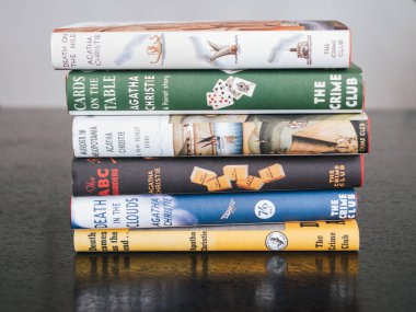 Londra, İngiltere, İngiltere - 2 Ocak 2021: Agatha Christie 'nin Çeşitli Dedektif veya Suç Romanları Yığını, Klasik Kapaklı Kurgu Kitapları.