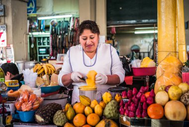 Arequipa, Peru - 20 Temmuz 2010: Coloful Market Mercado San Camilo 'da Beyaz Önlüklü Kadın Meyve Suyu Dükkanı.