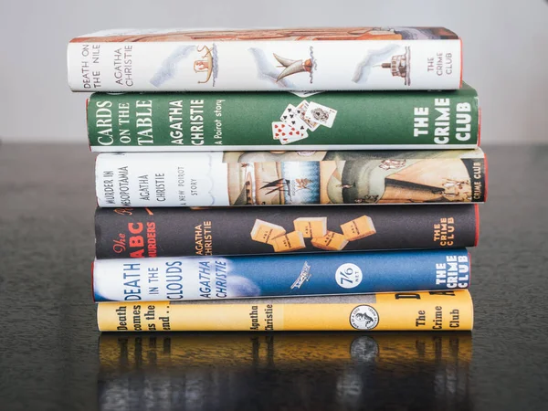 Londra, İngiltere, İngiltere - 2 Ocak 2021: Agatha Christie 'nin Çeşitli Dedektif veya Suç Romanları Yığını, Klasik Kapaklı Kurgu Kitapları.