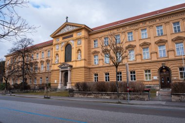 Innsbruck, Avusturya - 8 Şubat 2021: Siebersches Waisenhaus und Greisenasyl - Saggen Innsbruck Mahallesi 'nde Sieberer Yetimhanesi ve Yaşlılar Akıl Hastanesi, Tyrol.