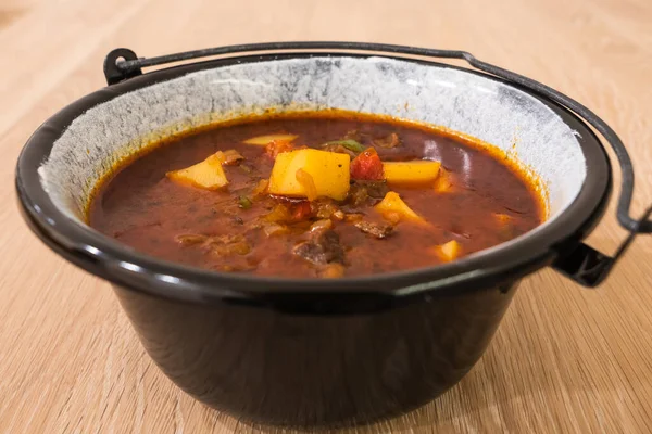 Patates, et, paprika ve biberli küçük bir kazanda Macar sığır eti ya da Gulyas Çorbası ya da Yahni servis edilir.