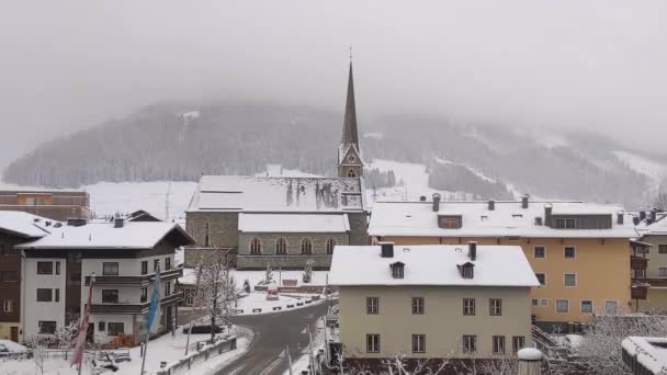 雪に覆われたMarienkirche教会と冬の都市景観の中でDer Grossglocknerstrasseタウンセンターを破壊 — ストック動画