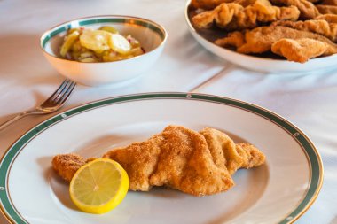 Lezzetli Viyana Şnitzeli veya Limon Tekerlekli Sosis Şnitzeli ve Patates Salatası Tarafı, Geleneksel Avusturya Mutfağı