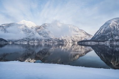 Hallstatt Gölü ya da Hallstatter Kışın Yukarı Avusturya 'daki Salzkammergut' ta Soğuk Ocak sabahı Karla kaplı Dağlar