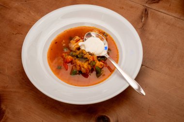 Halaszle, Macar Balıkçı Çorbası veya Sazan, Çan Biberi, Paprika ve Ekşi Krema ile Balık Güveci