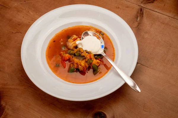 Halaszle, Macar Balıkçı Çorbası veya Sazan, Çan Biberi, Paprika ve Ekşi Krema ile Balık Güveci