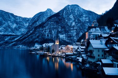 Hallstatt Şehri Soğuk bir kış akşamında Hallstaetter Gölü ve Kilise 'nin aydınlatıldığı Karla kaplı.