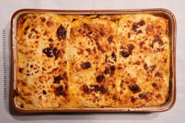 Lasagne alla bolonez, Tüm Aile Stili olarak servis edilen beyaz tabakta Meat Ragu ile pişirilmiş.