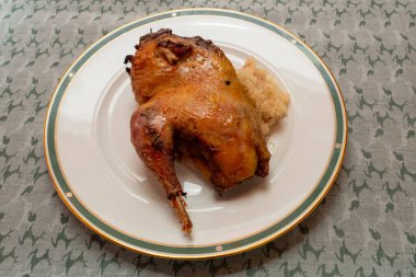 Geleneksel Alsatian tarzında, lahana turşusu üzerine yarım kavrulmuş sülün.