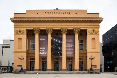 Innsbruck, Tyrol, Avusturya - 8 Şubat 2021: Tiroler Landestheater Innsbruck veya Tyrolean State Theater, the Main House Entrance or Facade in the Old Town.