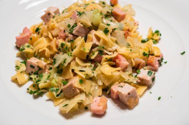 Krautfleckerl, Avusturya makarnası karamelize edilmiş lahana ve yanında domuz rostosu.