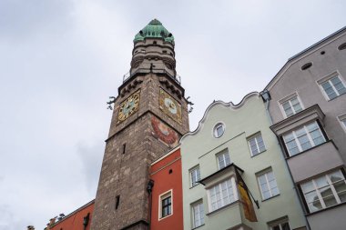 Innsbruck, Tyrol, Avusturya 'da bulunan Altes Rathaus adlı eski belediye binasında, Herzog Friedrich Sokağı' nda Stadtturm adlı Gotik Kule bulunuyor.