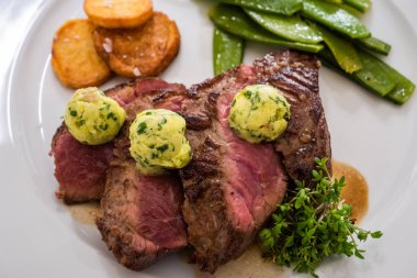 Herb Butter and Cress, Pomme Sufle Patates ve Yeşil Fasulye ile Entrecote