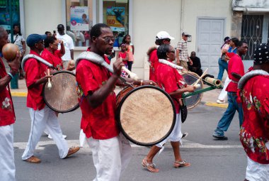 Marigot, Saint Martin - 14 Temmuz 2013: Bastille Günü ya da Quatorze Juillet with a Drummer Playing a Bass Drum of a Afro-Karayip Creole Band.