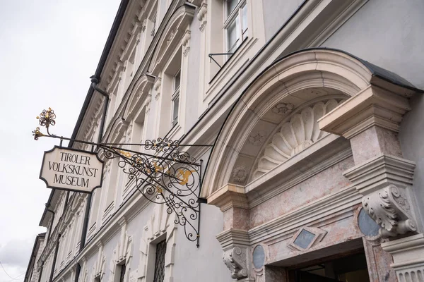 Innsbruck, Tyrol, Avusturya - 8 Şubat 2021: Tiroler Volkskunstmuseum, Tyrolean Halk Sanatları Müzesi Yeni Abbey veya Neues Stift 'te Giriş ve İmza.