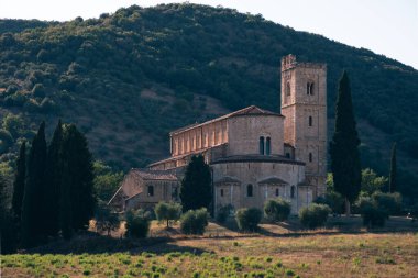Abbazia di Sant 'Antimo Abbey Castelnuovo dell' Abate yakınlarında, eski bir Benedictine Manastırı, Tuscany, İtalya