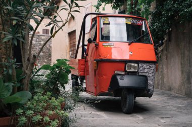Castiglione d 'Orcia, İtalya - 18 Ağustos 2020: Piaggio Ape 50, Vespa Scooter tabanlı üç tekerlekli hafif ticari araç.