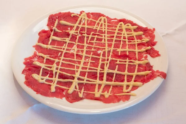 Carpaccio Carne Con Salsa Mayonesa Estilo Clásico Cipriani Una Placa —  Fotos de Stock