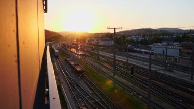 Viyana 'daki Wien Huetteldorf Tren İstasyonu' nda gün batımı.