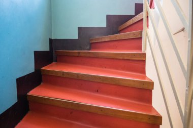 Prag, Çek Cumhuriyeti - 12 Temmuz 2020: Villa Winternitz Kırmızı muşamba veya Adolf Loos tarafından tasarlanan Marmoleum Merdiveni