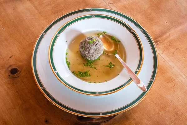 Leberknoedelsuppe, Avusturya usulü karaciğer köftesi çorbası, kaşıklı biftek çorbası.