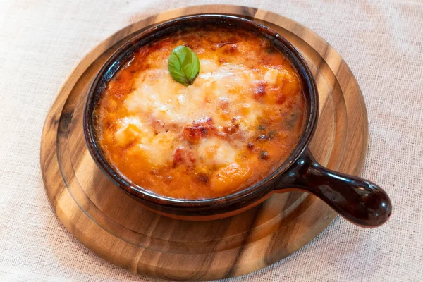 Gnocchi alla Sorrentina, Domates soslu İtalyan Patates Böreği, Terracotta Tabağında Mozzarella Peyniri ile rendelenmiş