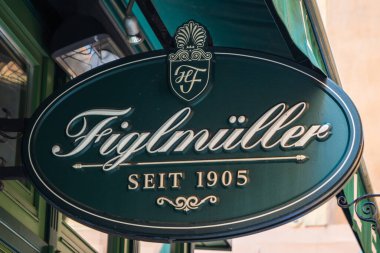 Viyana, Avusturya - 4 Haziran 2021: Figlmueller Restoran Girişi İşareti. Sosis Şnitzel ve Geleneksel Viyana mutfağıyla ünlü bir han..