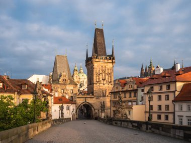 Çek Cumhuriyeti 'nin Prag kentindeki Charles Köprüsü' nde Malostranske Mostecke Veze adlı küçük şehir köprüsü.