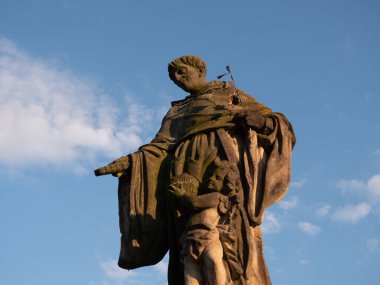 1708 'de Çek Cumhuriyeti' nin Prag kentindeki Charles Köprüsü 'nde Jeronym Kohl tarafından yapılan Tolentino Aziz Nicholas heykeli..