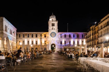 Padua, İtalya - 15 Ağustos 2020: Padova 'da Torre dell' Orologio ile Piazza dei Signori 'de Ferragosto Kutlaması.