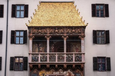 Altın Dachl ya da Innsbruck 'taki Altın Çatı, Tyrol, Avusturya, geç dönem gotik bir Alcove Balkonudur.