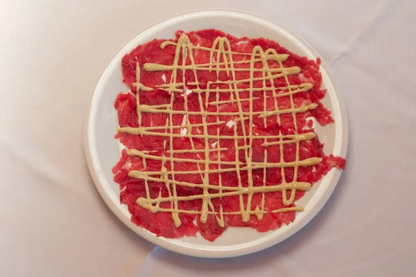 Carpaccio Carne Con Salsa Mayonesa Estilo Clásico Cipriani Una Placa —  Fotos de Stock