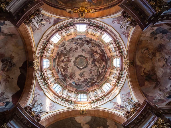 Innenkuppel Der Barocken Nikolaikirche Auf Der Kleinseite Oder Mala Strana — Stockfoto