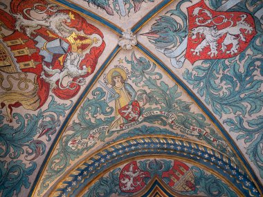 Prag, Çek Cumhuriyeti - 3 Temmuz 2021: Eski Belediye veya Staromestska Radnice Tavanı üzerindeki Aziz Wenceslas Mozaiği.