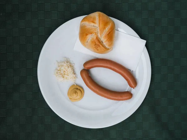 Salchicha Frankfurter Salchicha Wiener Vienna Con Mostaza Rábano Picante Rollo —  Fotos de Stock