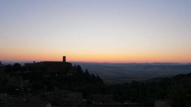 Montalcino, Toskana 'da gün doğumu, İtalya Şafak sökerken