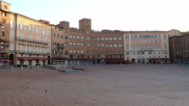 Siena, Toskana, İtalya - 15 Ağustos 2021: Sabah Piazza del Campo