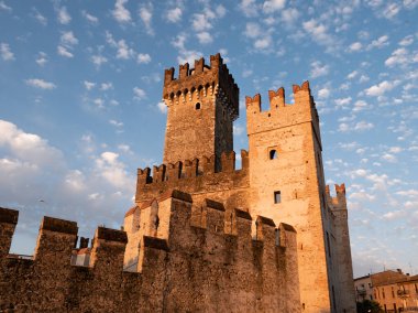 Sirmione 'deki Scaligero Kalesi Garda Gölü, Lombardy, İtalya Sabah Kulesi ve Duvarları ile