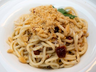 Bigoli Pasta Con Sarde di Lago, Pomodori Secchi e Briciole, Garda Gölü 'nden sardalyalı makarna, güneşte kurutulmuş domates ve ekmek kırıntıları.