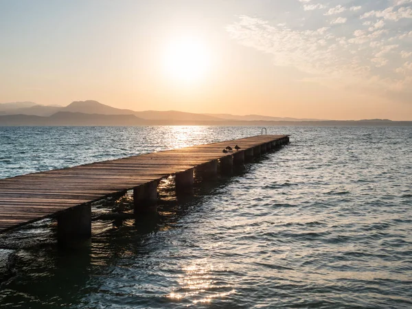 Sunrise 'daki Garda Gölü Jetty Yazın Il Pontile di Sirmione