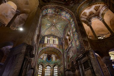 Ravenna, İtalya - 28 Eylül 2025: San Vitale İç Mekanizması Bazilikası Mozaik Dekorasyonlu.