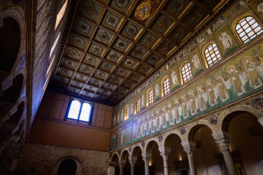 Ravenna, İtalya - 29 Eylül 2025: Sant 'Apollinare Nuovo Kilisesi İçişleri ve 22 bakirenin geçit töreni.
