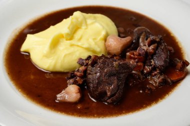 Boeuf Bourguignon Fransız Bifteği Burgundy Red Wine ve Kremalı Patates Püresi.