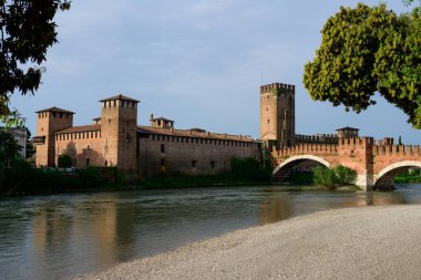 İtalya 'nın Adige Nehri üzerinde Ponte di Castel Vecchio Köprüsü ile Verona' daki Castelvecchio Eski Şatosu