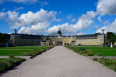 Karlsruhe, Almanya - 10 Eylül 2025: Schloss Karlsruhe Sarayı Dış ve Park.