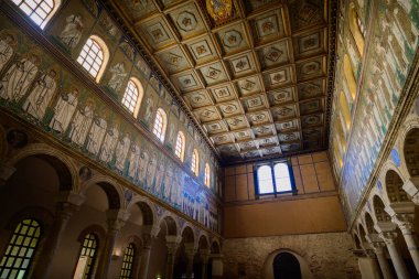 Ravenna, İtalya - 29 Eylül 2025: Bazilika Sant 'Apollinare Nuovo Kilisesi İçişleri ve Şehitler Geçidi Mozaikleri.