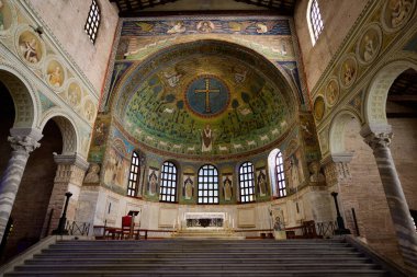 Ravenna, İtalya - 30 Eylül 2025: Basilica Sant 'Apollinare in Classe Church Interior with mosaics of Saint Apollinaris in tha Apse and Altar.