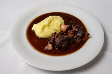 Boeuf Bourguignon Fransız Bifteği Burgundy Red Wine 'da kremalı patates püresiyle pişirildi.